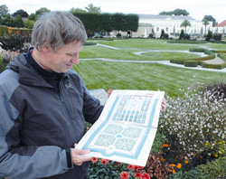 Martin Rembeck mit seinem Gartenf�hrer  / Foto: Stefan Branahl